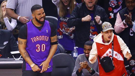 Drake Is Trolling Steph Curry By Wearing His Dad’s Old Raptors Jersey