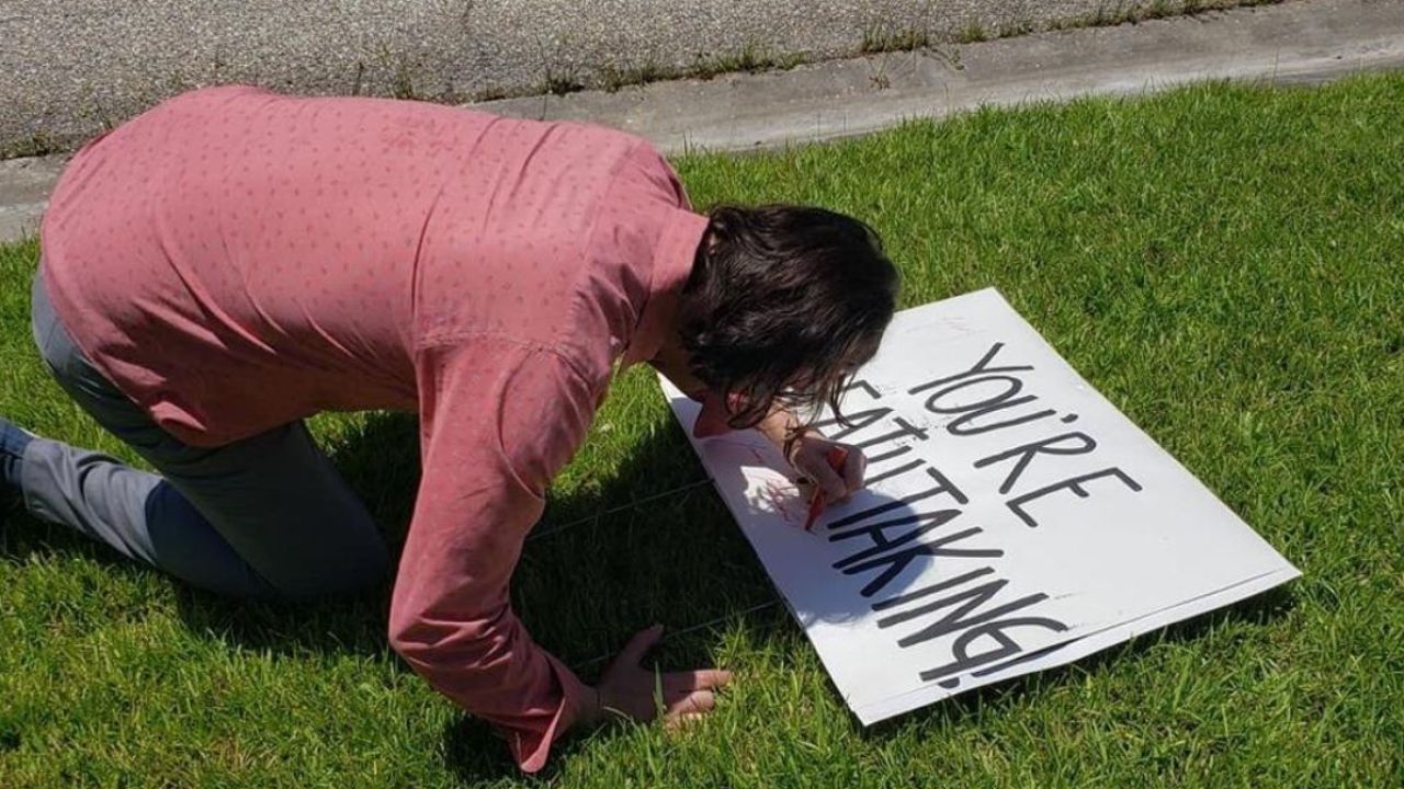 Precious Man Keanu Reeves Surprised A Fan Who Left Him A Sign On Her Front Lawn