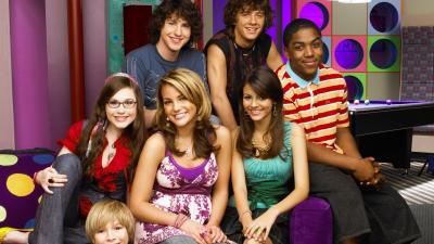 The ‘Zoey 101’ Cast Posted A Group Selfie & The Internet’s Begging For A Reboot Now Please