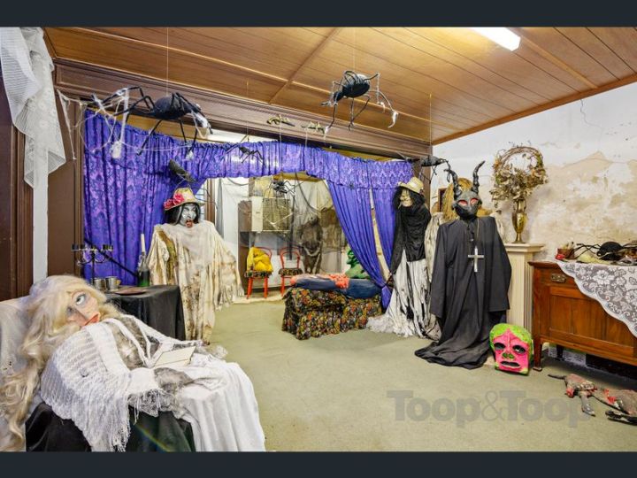 This Wildly Haunted House Is For Sale In SA And Yeah Nah Get Me Outta Here