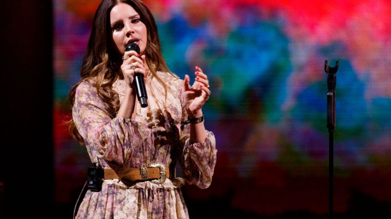 QWEEN: Lana Del Rey Halts Show, Recruits Band To Locate Precious Missing Vape Pen