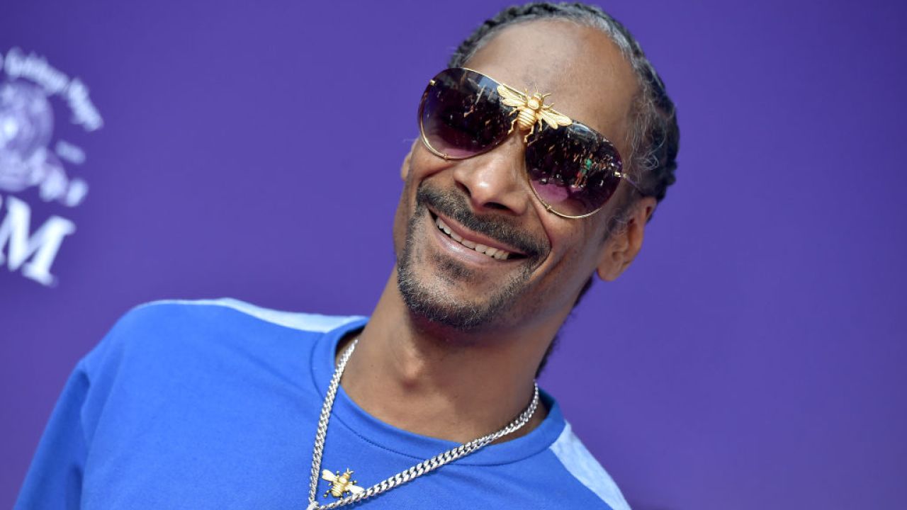 Snoop Dogg Has A Full Time Blunt Roller & He Makes Twice The Aussie Minimum Wage