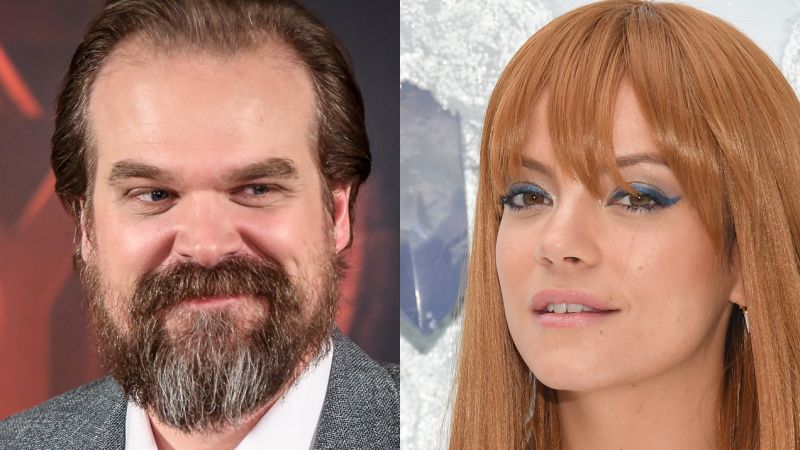 David Harbour & Lily Allen Were Papped Smooching In NYC, Crushing Up To Two Of Your Dreams