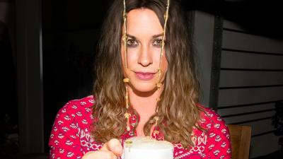 Alanis Morissette Is Coming To Australia This April & You Oughta Know This Is Good Bloody News