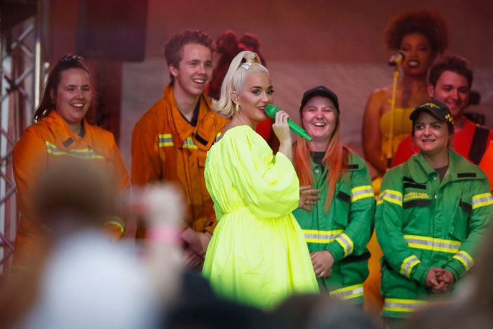Katy Perry Was Gifted A Glorious Roll Of Toot Paper At A Bushfire Relief Concert In Vic