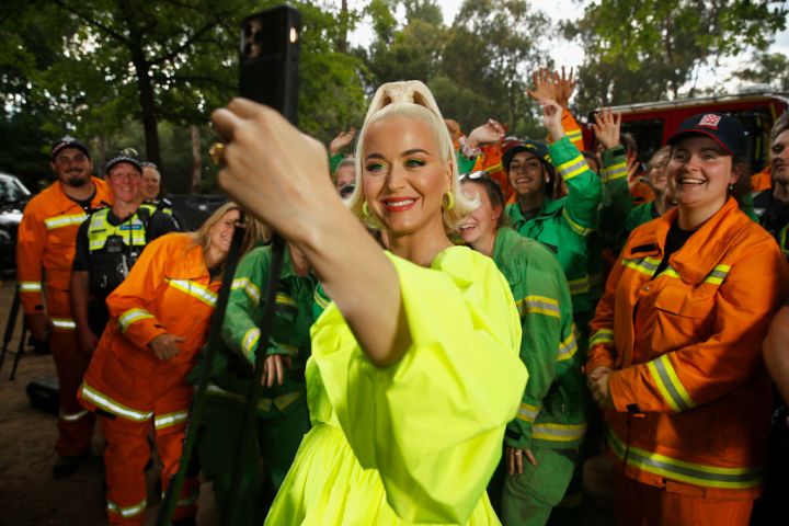 Katy Perry Was Gifted A Glorious Roll Of Toot Paper At A Bushfire Relief Concert In Vic