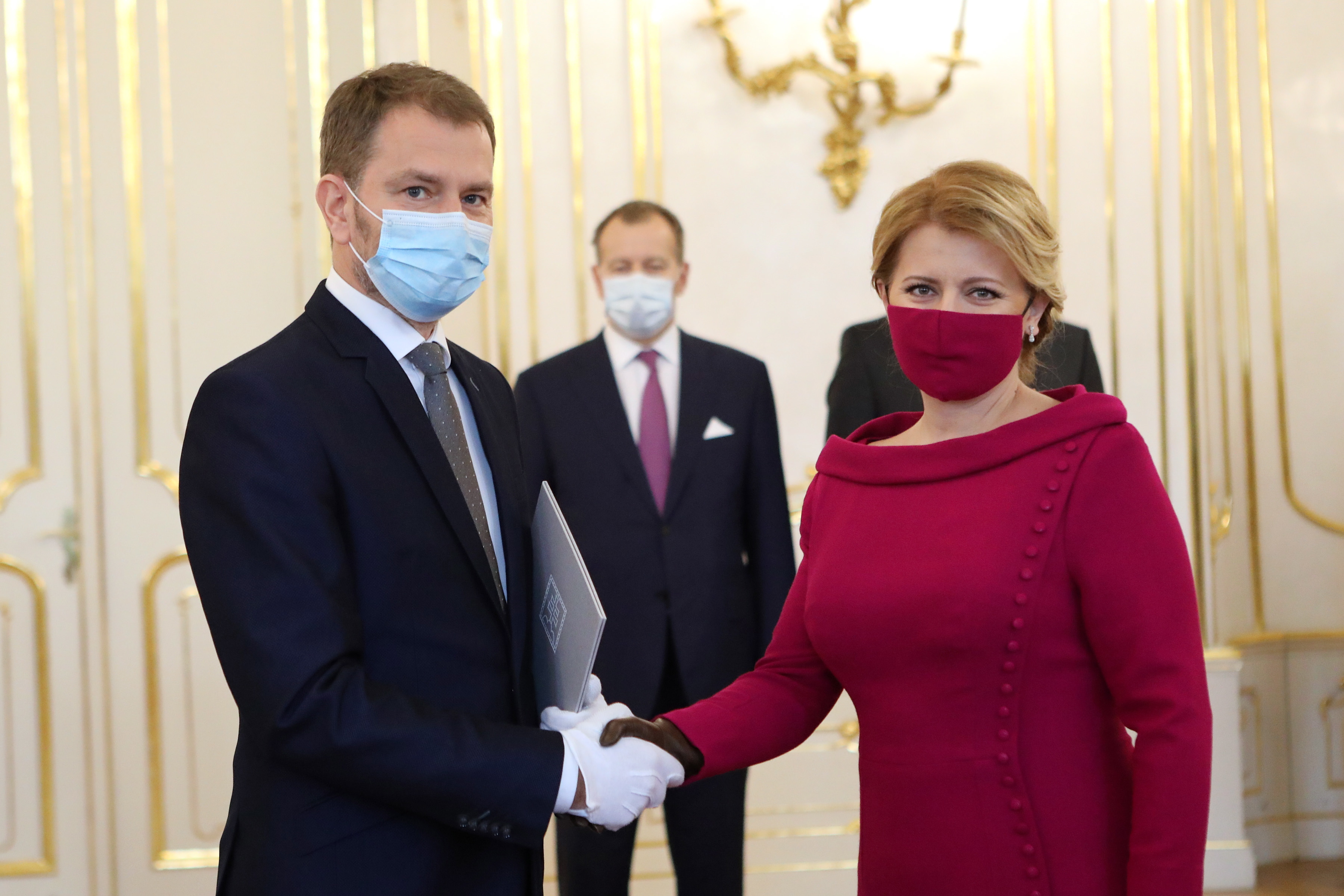 Farba prezidenta SR ladí s jej odevmi a maskami