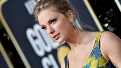 Taylor Swift Is Sliding Into Struggling Fans’ DMs & Handing Out $$$ To Help Those In Need