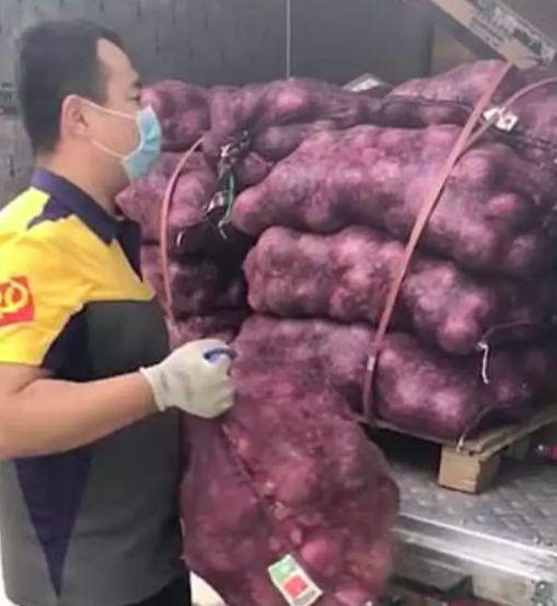 Woman Sends Ex A Truckload Of Onions To Make Him Cry As Much As She Did & For That, We Stan