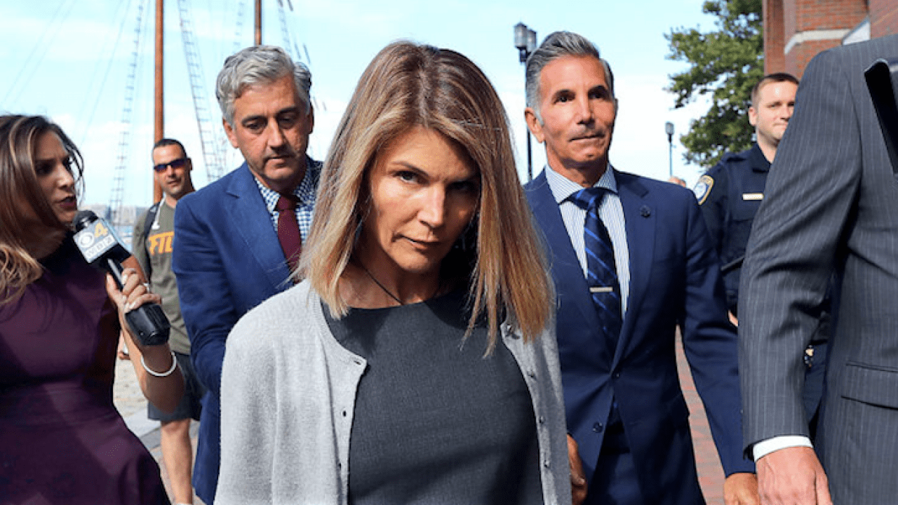 Lori Loughlin Finally Pleads Guilty In College Scandal & The Proposed Jail Time Is A Fkn Joke
