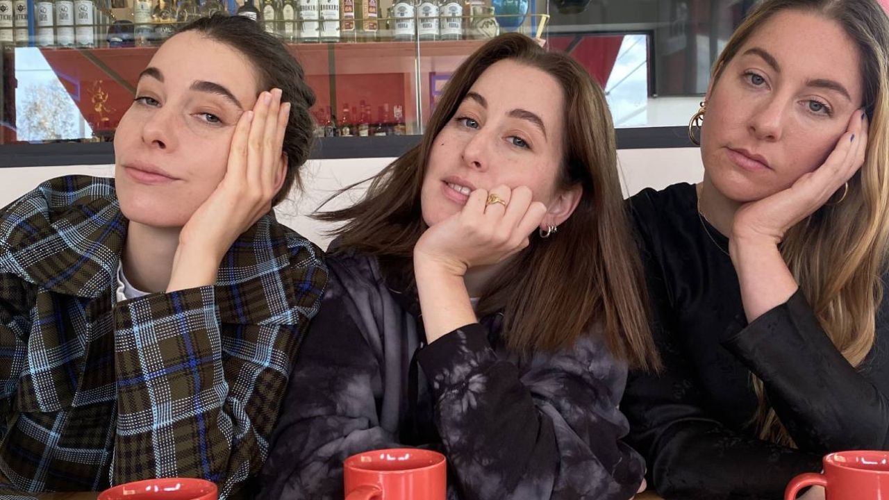 All Three HAIM Sisters Show Us The Last ‘Normal’ Photo They Took Before Iso Started