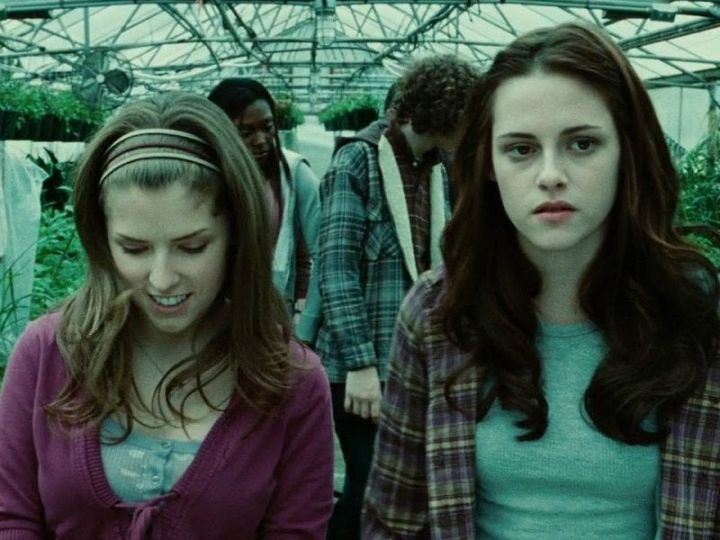 Anna Kendrick Compares Working On ‘Twilight’ To Surviving A “Hostage Situation” & That Bites
