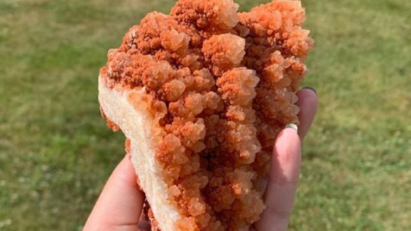 A Crystal That Looks Exactly Like Fried Chicken Exists & IDK Whether To Eat It Or Charge It