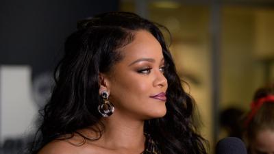 Rihanna Fell Off A Scooter And Injured Herself, But Nobody Panic Cuz She’s ‘Fine Now’