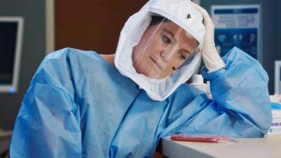 Pics From Grey’s Anatomy S17 Are Here & Seeing Meredith Treat COVID Patients Is Too Fkn Real