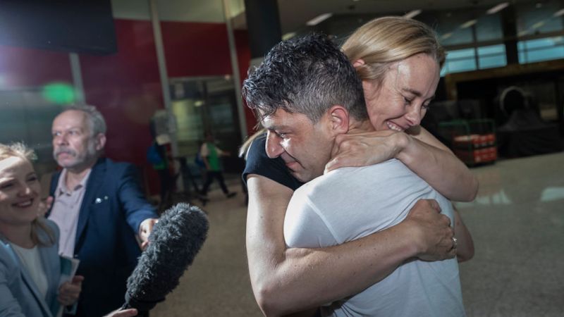 Melbourne-Sydney Flights Are Back On And Today’s Reunion Piccies Have Absolutely Crushed Me