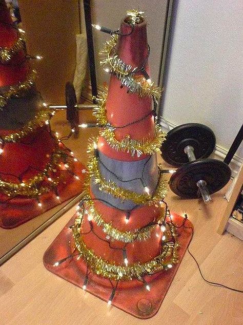 Pls Enjoy These Absolutely Cooked Makeshift Xmas Trees Made By Grinchy, Lazy Geniuses