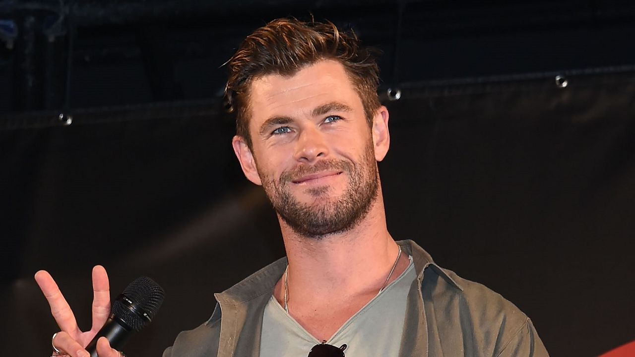 Chris Hemsworth Showed Off His Ripped Christmas Rig And I’m Just A Ho Ho Hole, Sir