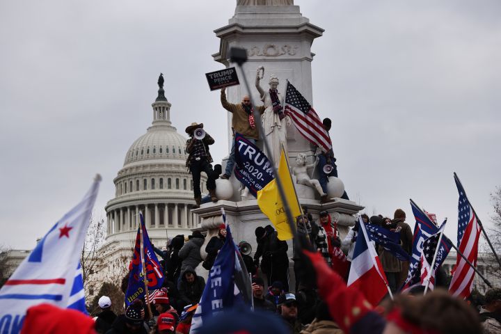 18 Photos & Tweets That Show How Chaotic & Fkd Up The Attempted Coup On The US Capitol Was