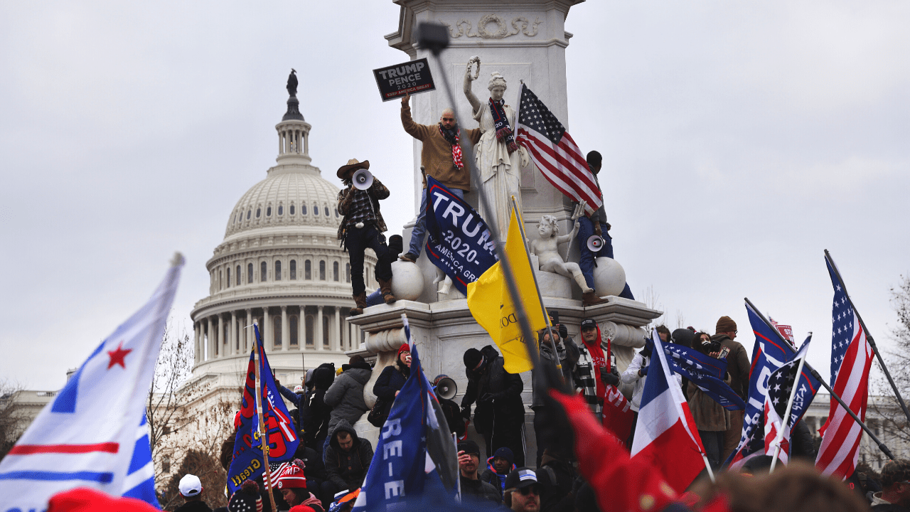 18 Photos & Tweets That Show How Chaotic & Fkd Up The Attempted Coup On The US Capitol Was