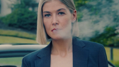 Rosamund Pike & Her Gone Girl Bob Are Back In Amazon’s New Scammer Movie, So Sign Me Up