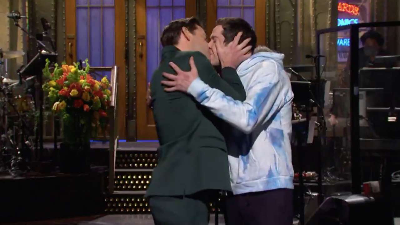 John Krasinski Just Kissed Pete Davidson On SNL & I Don’t Know Who I’m More Jealous Of