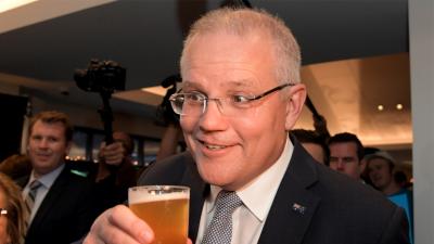 Turns Out The Woman In That Viral Scott Morrison Pub Pic Was As Disinterested As She Looked