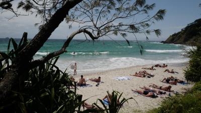 Around 500 Schoolies Have Been Yeeted From Byron Bay After A COVID Outbreak At A Caravan Park