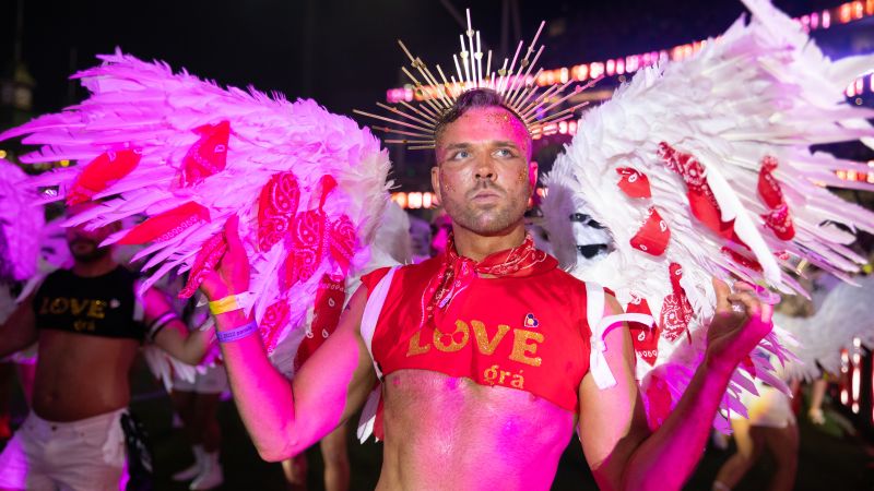 All The Sparkle-Filled Pics & Vids From Mardi Gras Have Dropped So Relive Yr Sweaty Saturday