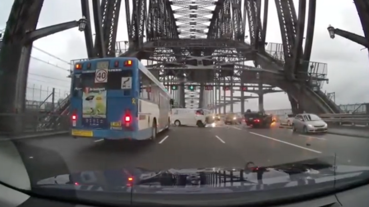 sydney-harbour-bridge-crash-car-fire