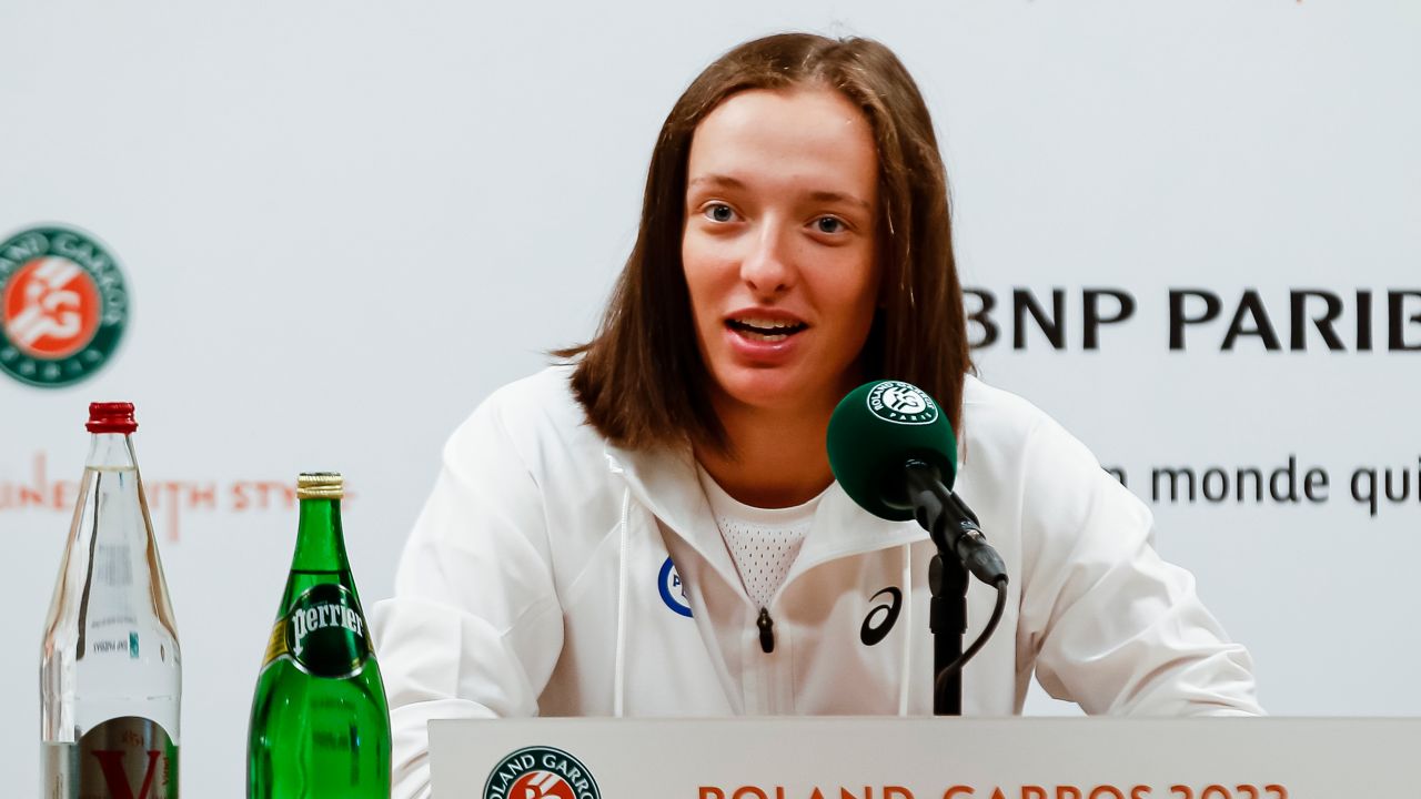 A Journo Is Getting Roasted For Asking French Open Champ Iga Swiatek About Her Makeup Routine