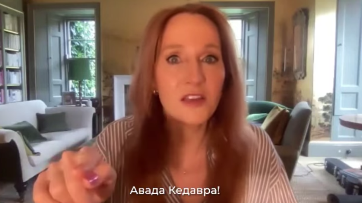 Screenshot of J.K. Rowling on a Zoom call with "avada kedavra" in Cyrillic subtitle
