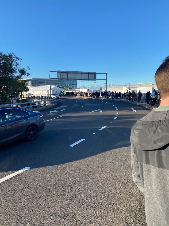Sydney Airport's long domestic security queue snakes outside 