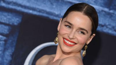 GOT’s Emilia Clarke Revealed She’s ‘Missing’ Lots Of Brain Tissue Bc Of 2 Traumatic Aneurysms