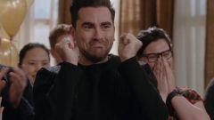 Dan Levy & His Iconic Eyebrows Will Be Joining The Sex Education Cast For Season 4