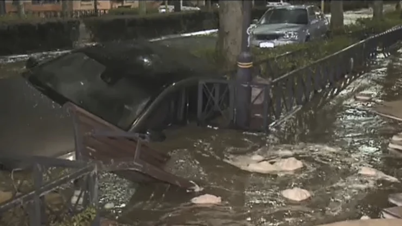 Perth sinkhole swallowing Mercedes-Benz car and bench