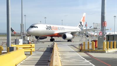 An Aus Man Had To Be Lifted Onto Jetstar Flight By His Wife Bc Darwin Airport Had No Ramps