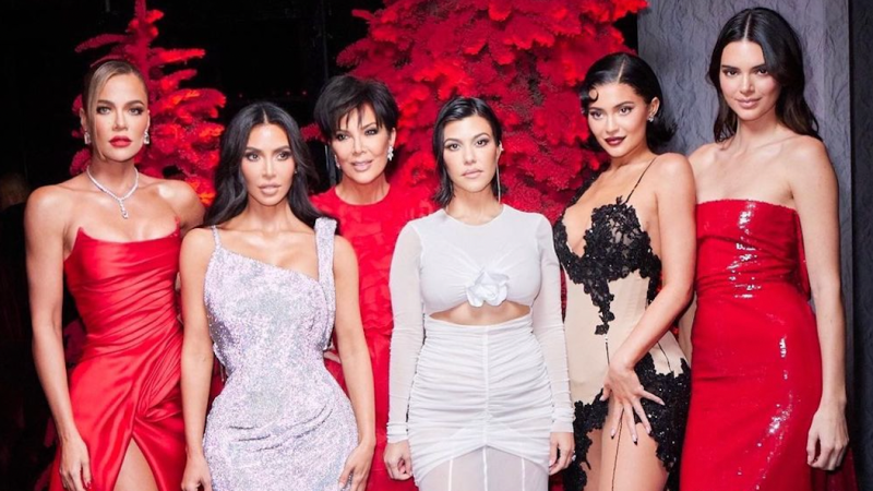 Kim K Shared An IG Video To Prove She Didn’t Photoshop The Fam Xmas Photo & It’s Suss As Hell