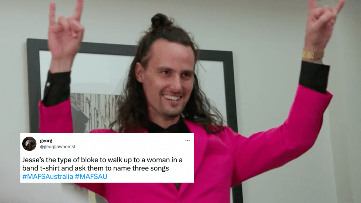 Jesse on MAFS wearing a pink suit throwing devil horns. Tweet on screen which reads: Jesse's the type of bloke to walk up to a woman in a band t-shirt and ask them to name three songs.