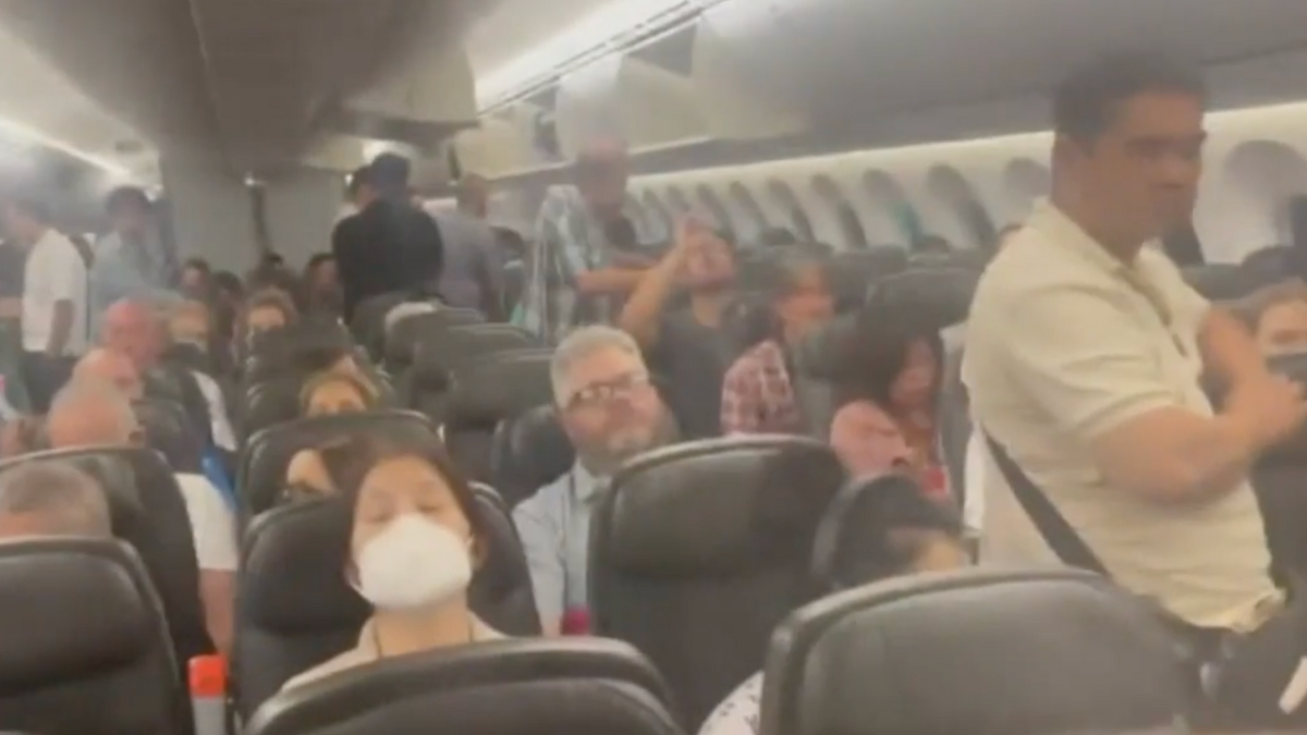 Photo of passengers on Jetstar flight which was grounded for 7 hours at Alice Springs Airport