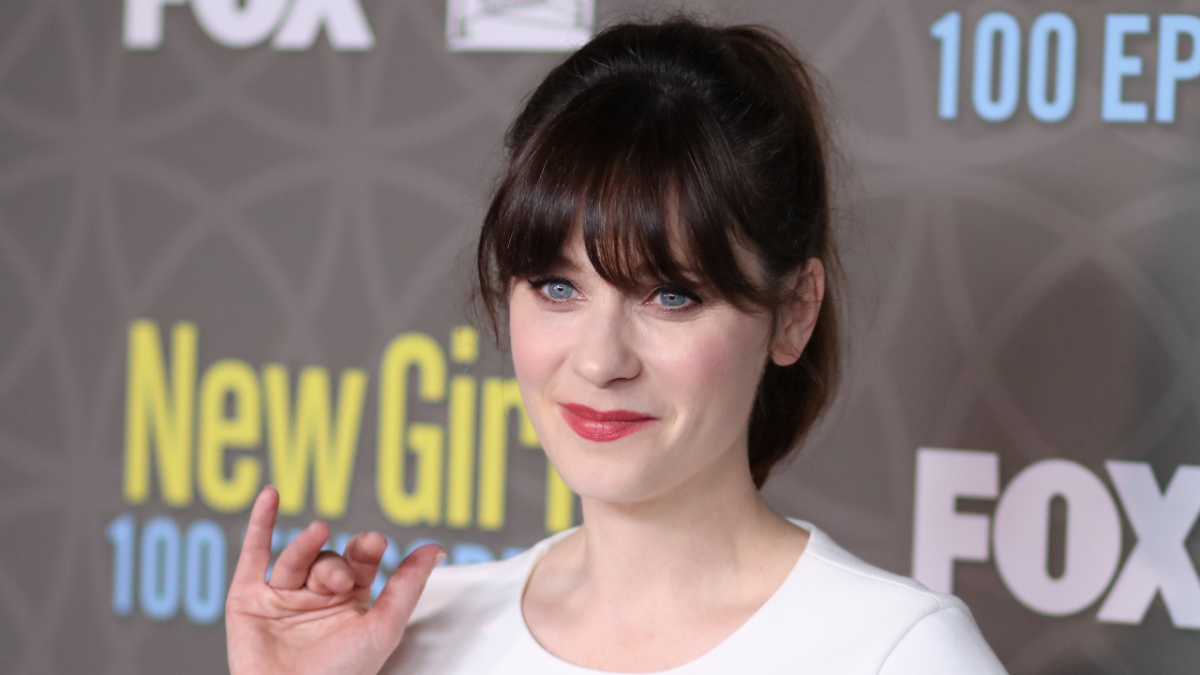 zooey deschanel in her iconic brunette hair with bangs, before she went blonde