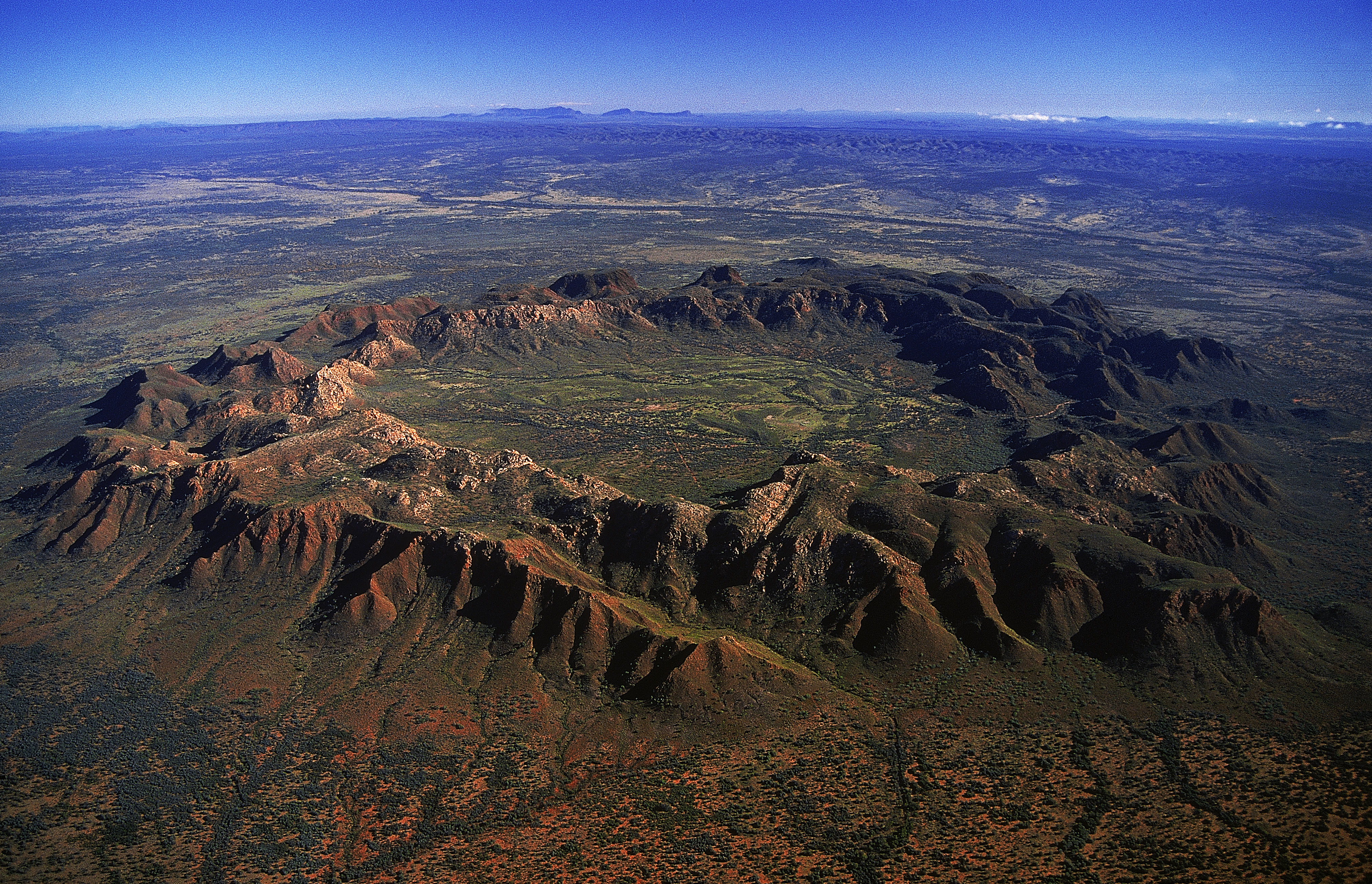 Планета земля пустыня. Госсес Блафф кратер. Вредефорт метеорит кратер. Африка кратер Вредефорт. Кратер Вредефорт ЮАР.