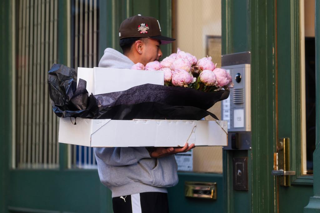 flowers-delivered-to-taylor-swift-apartment