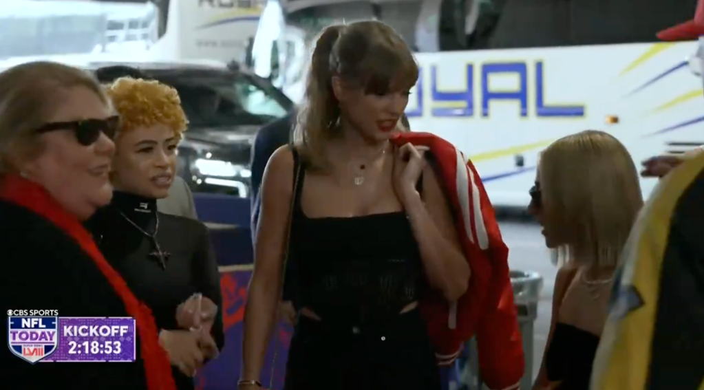 Taylor Swift arriving at the 2024 Super Bowl with mama Andrea Swift and pal Ice Spice