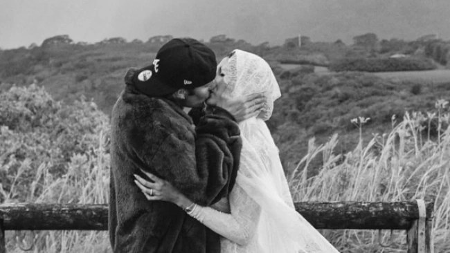 Justin and Hailey smooching. (Credit: Instagram)