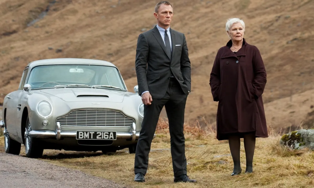 Daniel Craig and Dame Judi Dench in James Bond with an Aston Martin car