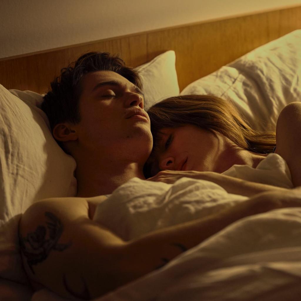 Nicholas Galitzine and Anne Hathaway as Hayes Campbell and Solene in The Idea Of You